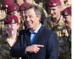 »I er de nye pionerer for det 21. århundredes militærtjeneste«, sagde en afslappet Blair. - Foto: AP 