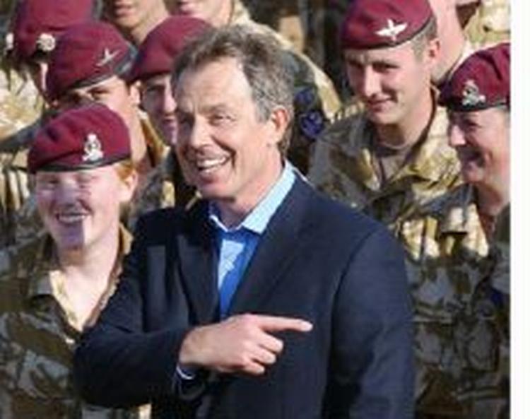 »I er de nye pionerer for det 21. århundredes militærtjeneste«, sagde en afslappet Blair. - Foto: AP 