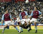 Uniteds Silvestre er omringet af Aston Villa spillere. - Foto: AP 