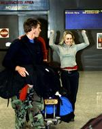 Lauren Richardson fra New York rejser armene i triumf, efter at hendes fly, British Airways 223, endelig efter mange forsinkelser nåede frem til lufthavnen Washington Dulles.   Foto: J. Scott Applewhite/AP 
