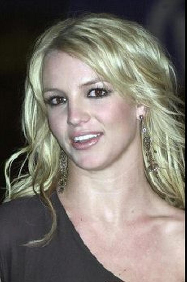 Først den ene vej, sådan den anden vej. Nu vil Britney skilles. - Foto: AP 