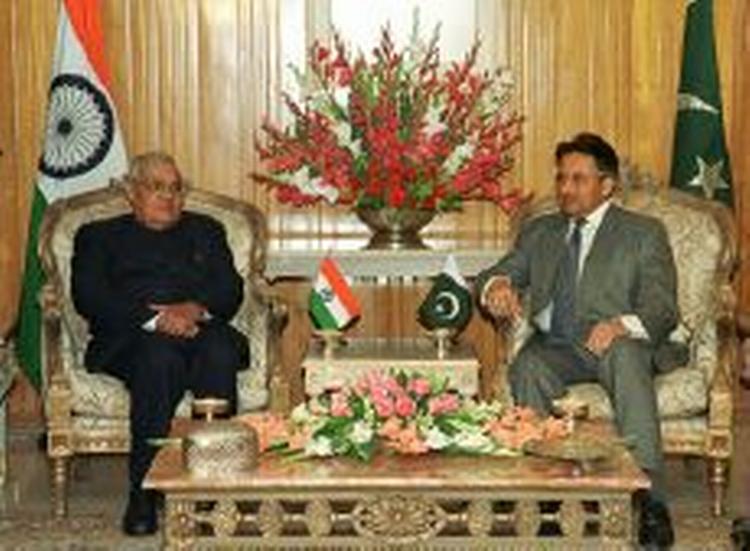 Indiens premierminister, Atal Behari Vajpayee, og Pakistans præsident, Pervez Musharraf, mødtes mandag formiddag. - Foto: AP 