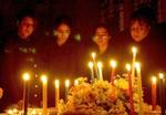 Iranere i London mindedes søndag de omkomne under jordskælvet i Bam, Iran. - Foto: AP 