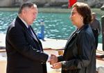 Egyptens førstedame Suzanne Mubarak hilser på den franske ambassadør i Egypten Jean-Claude Cousseran, før hun kaster blomster i Det Røde Hav. - Foto: AP 