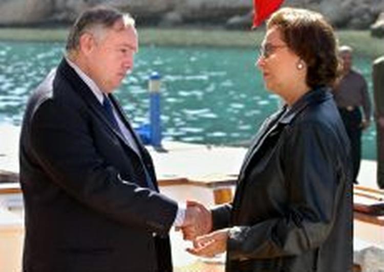 Egyptens førstedame Suzanne Mubarak hilser på den franske ambassadør i Egypten Jean-Claude Cousseran, før hun kaster blomster i Det Røde Hav. - Foto: AP 