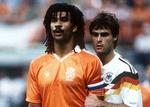 Ruud Gullit (tv. i kamp mod Tyskland) spillede 66 kampe for Holland og scorede 16 mål. - Arkivfoto: Polfoto 
