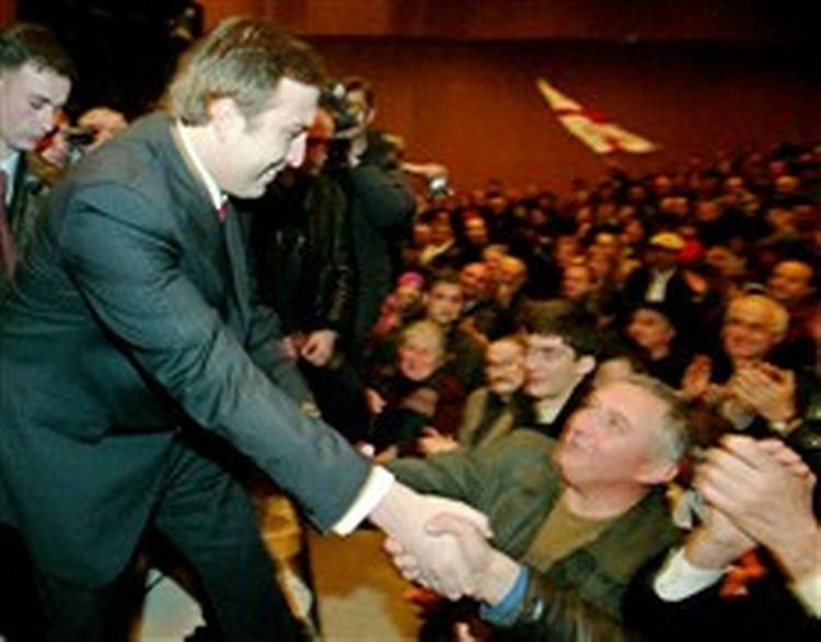 95 procent af vælgerne har stemt på Saakasjvili ved søndagens valg, siger chefen for den nationale valgkommission. Og stemmedeltagelsen var høj, 83 pct. - Foto: AP 