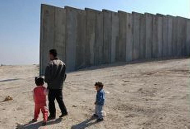 Problemet er ikke 'hegnet' i sig selv, men de afvigelser der er foretaget vedrørende barrierens linjeføring. - Foto: AP 