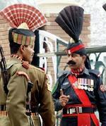 En pakistansk soldat (th.) sammen med en indisk kollega. Nye fredsforhandlinger skal bane vejen for en normalisering i den betændte Kashmirregion. - Arkivfoto: AP 