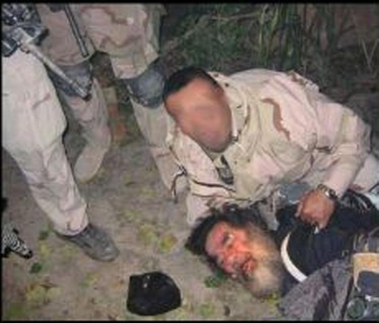 Billedet på den amerikanske militærhjemmeside antyder, at tilfangetagelsen af Saddam Hussein var mere dramatisk end antaget. - Foto: Skærmdump fra military.com 