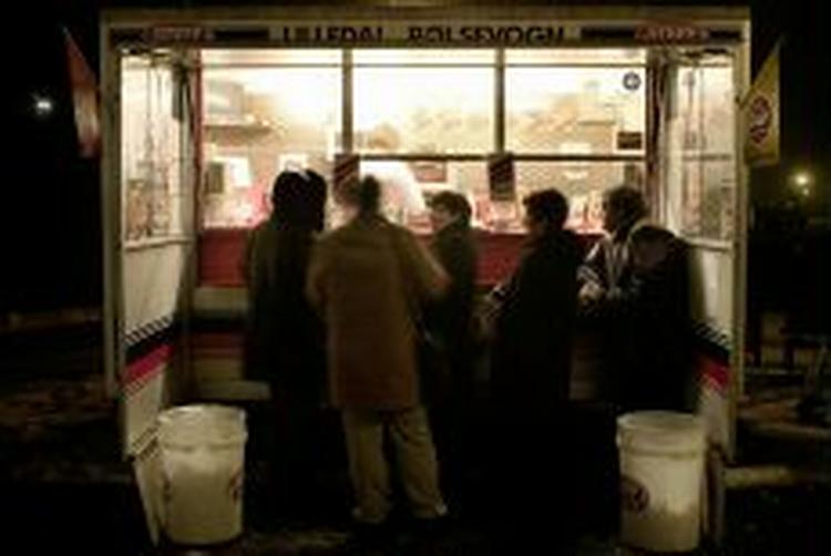 Allerød er kåret til Danmarks mest attraktive brud i det store kommunale bunkebryllup. Her Lilledal Pølsebod i bymidten. - Foto: Peter Hove Olesen 