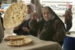 Irakerne er utilfredse med, at deres familiemedlemer tilbageholdes uden grund. Her køber en irakisk kvinde brød i byen Sulaimaniyah. - Foto: AP 