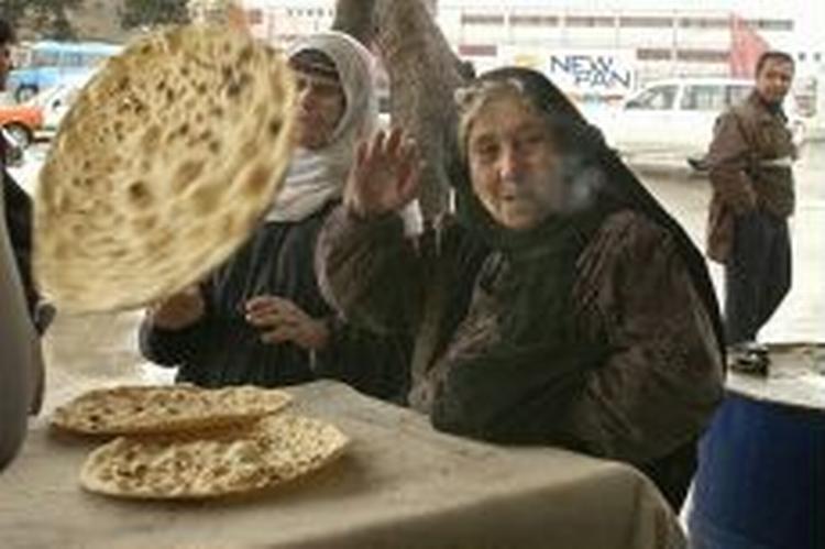 Irakerne er utilfredse med, at deres familiemedlemer tilbageholdes uden grund. Her køber en irakisk kvinde brød i byen Sulaimaniyah. - Foto: AP 