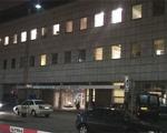 Pladsen foran hospitalet blev dækket med glasskår af eksplosionen. - Foto: LocalEyes 