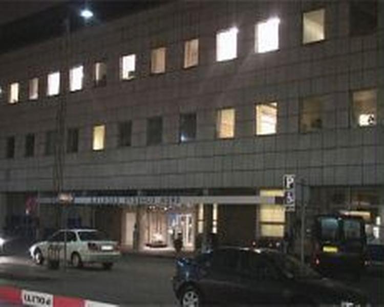 Pladsen foran hospitalet blev dækket med glasskår af eksplosionen. - Foto: LocalEyes 