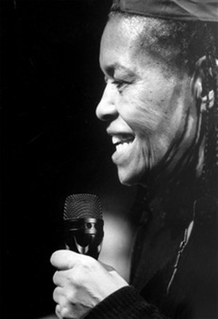 Abbey Lincoln er trods sin efterhånden betydelige alder stadig værd at lytte til, fordi hun insisterer på at være sig selv. - Foto: Gorm Valentin. 