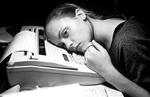Hovedpersonen Lizzie, spillet for fuld damp af Christina Ricci, stiller nærmest i forbifarten et centralt spørgsmål. Er det godt at få det bedre, hvis man ikke kan kende den, man bliver forvandlet til? - PR-foto. 
