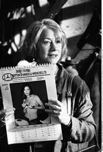Helen Mirren forener robust målrettethed med krydret ironi i rollen som Chris, der bliver kalenderpige i en moden alder for at skaffe penge til et hospital. - PR-foto. 