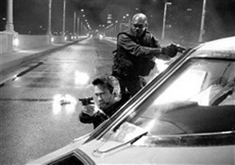 Lige efter opskriften. Skudsikre veste trækkes op, magasiner smækkes i automatvåben, metallisk marchmusik trækker op og lig suser gennem luften. - PR-foto. 