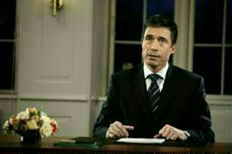 Anders Fogh Rasmussen lod sig kraftigt inspirere af DIs erhvervsjuridiske chefs oplæg. - Foto: Jacob Ehrbahn 