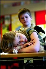 En tigerpude på bordet, og et par rare hænder i nakken på Maria. Eleverne i 3. c på Lyshøjskolen nyder den ugentlige massage, og som Stine i forgrunden siger, så er det lige meget, om man skal massere drenge eller pige 