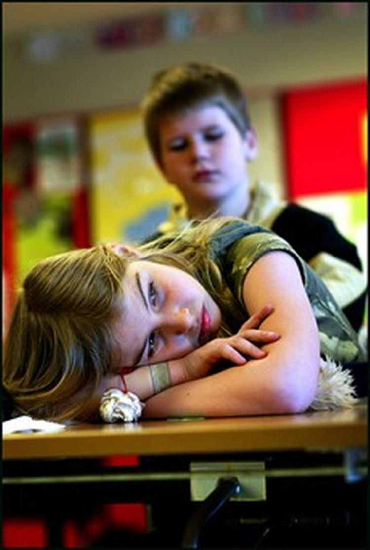 En tigerpude på bordet, og et par rare hænder i nakken på Maria. Eleverne i 3. c på Lyshøjskolen nyder den ugentlige massage, og som Stine i forgrunden siger, så er det lige meget, om man skal massere drenge eller pige 