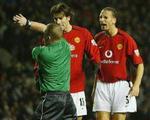 Manchester Uniteds Ruud van Nistelrooy og Rio Ferdinans skændes med dommeren. - Foto: AP 