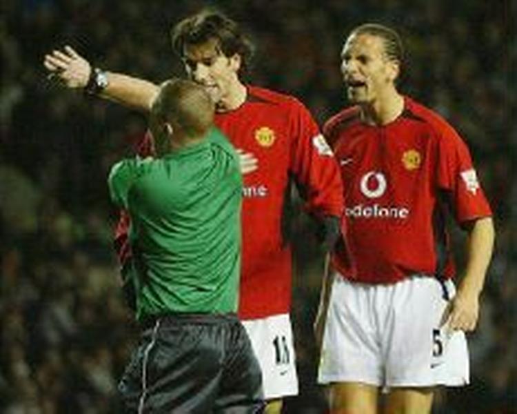 Manchester Uniteds Ruud van Nistelrooy og Rio Ferdinans skændes med dommeren. - Foto: AP 