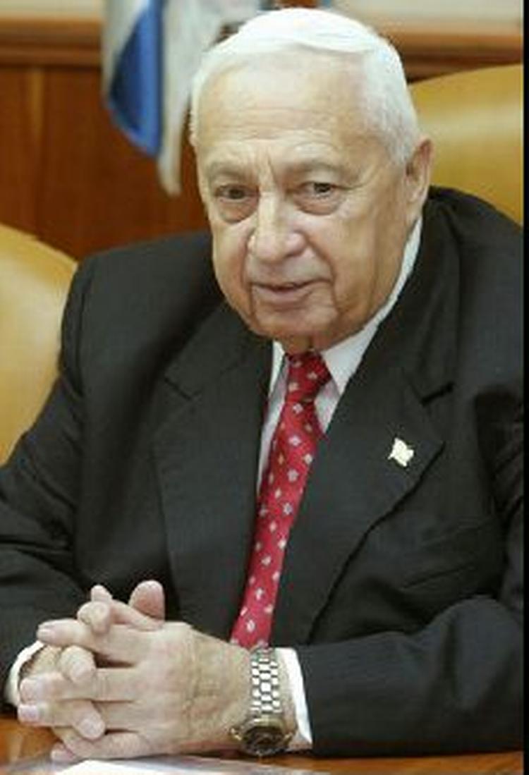 Ariel Sharon før regeringsmødet søndag. - Foto: AP 