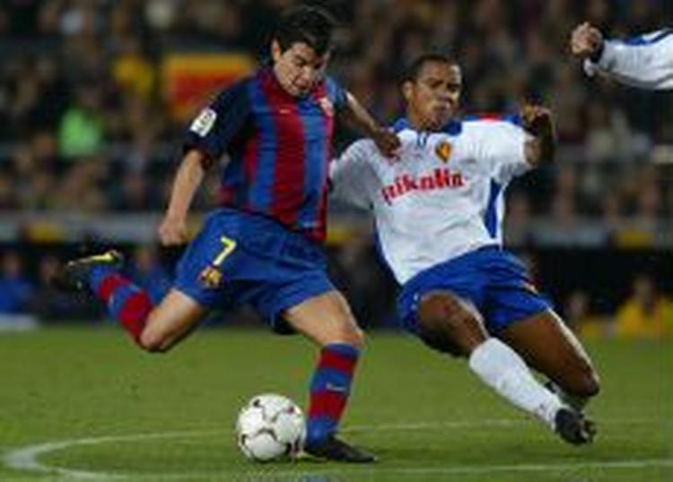 Javier Saviola, til venstre, scorede et mål i Barcas sejr. - Foto: AP 