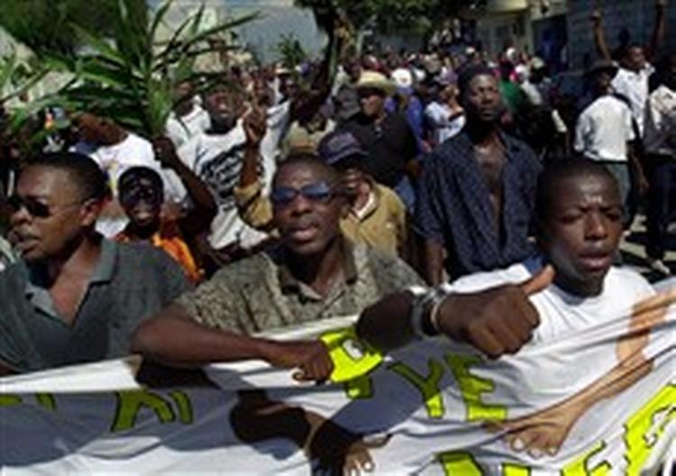 Over 10.000 deltog i demonstrationerne i Haitis hovedstad Port-au-Prince i søndags. Spørgsmålet er, hvor længe præsidenten holder.   Foto: Walter Astrada/AP 