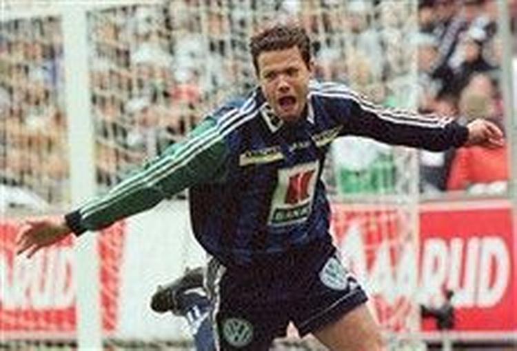 Den ny islandske AGF er, Helgi Sigurdsson, scorede til 1-0 (billedet) og i den forlængede spilletid til slutresultatet 3-1, da Stabæk i 1998 vandt den norske pokalfinale over Rosenborg.   Foto: Jan Greve/Scanfoto 