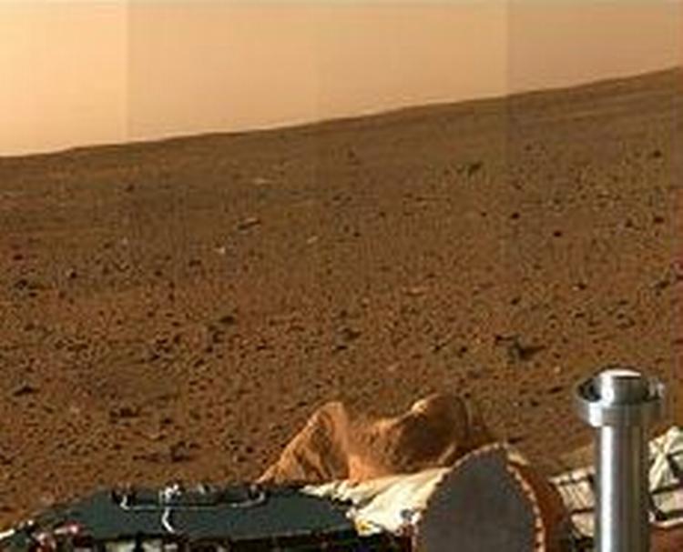 Den store udgave af billedet viser en ottendel af horisonten på Mars fotografereret af 'Spirit'. - Foto: NASA. 