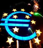 Med fyrværkeri og neonlys markerede Den Europæiske Centralbanks hovedsæde i Frankfurt nytårsaften 2001, at 12 lande gik over til euromønter og -sedler. Siden er der blevet tvivl om, hvordan reglerne skal tolkes.   Foto: Fran 