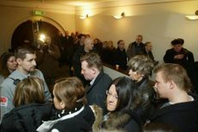 Det tager tid at visitere så mange tilhørere og pressefolk, så retssagen blev forsinket. - Foto: AP 