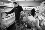 Hos Superbest i Helsinge er halvdelen af den økologiske mælk, butikken sælger i dag, fra det lille mejeri Øllingegaard.   Arkivfoto: Morten Langkilde 