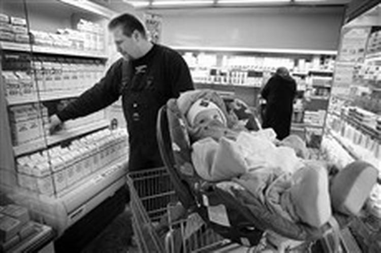 Hos Superbest i Helsinge er halvdelen af den økologiske mælk, butikken sælger i dag, fra det lille mejeri Øllingegaard.   Arkivfoto: Morten Langkilde 