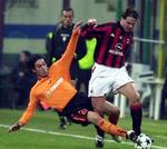 Martin Laursens forsvarskollega Alessandro Nesta går her forbi en Roma-spiller. - Foto: AP 