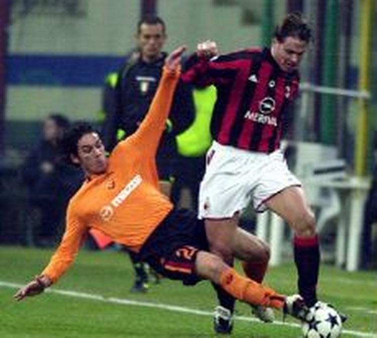 Martin Laursens forsvarskollega Alessandro Nesta går her forbi en Roma-spiller. - Foto: AP 
