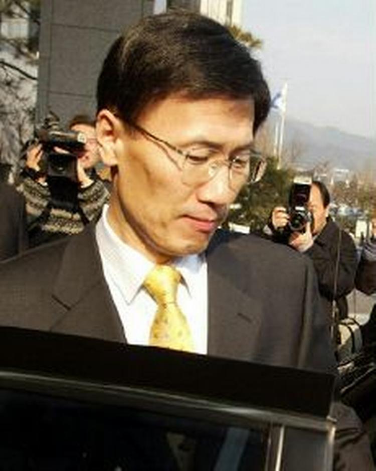 Sydkoreas udenrigsminister, Yoon Young-kwan, forlader ministeriet efter at have indleveret sin opsigelse. - Foto: AP 