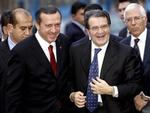 Kommissionsformandens ord under besøget i Ankara har skabt opmuntring blandt Tyrkiets politiske ledere. Til venstre ses ministerpræsident Recep Tayyip Erdogan   Foto: Burhan Ozbilici/AP 