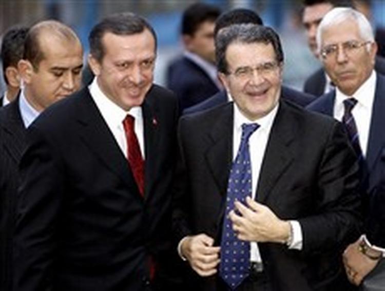 Kommissionsformandens ord under besøget i Ankara har skabt opmuntring blandt Tyrkiets politiske ledere. Til venstre ses ministerpræsident Recep Tayyip Erdogan   Foto: Burhan Ozbilici/AP 