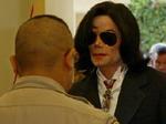 Michael Jackson blev kropsvisiteret, da han ankom til retsbygningen. - Foto: AP 