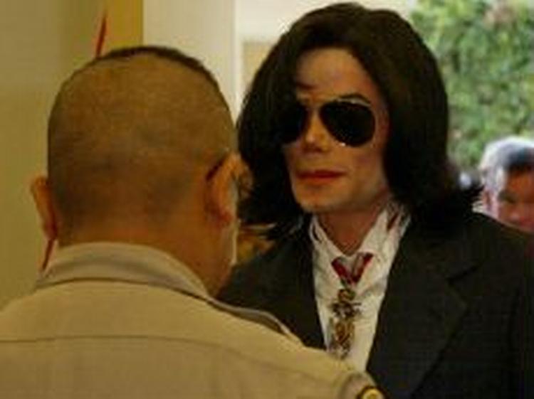 Michael Jackson blev kropsvisiteret, da han ankom til retsbygningen. - Foto: AP 