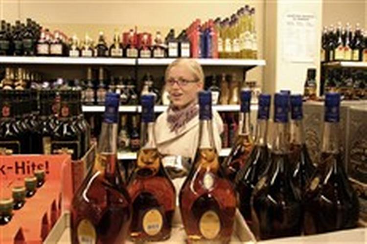 Danskerne valfarter ikke til Tyskland for at købe billig sprut , selv om man ikke længere skal opholde sig i Tyskland i 24 timer for at få varerne med hjem. - Foto: Find Clausen 
