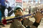 Tusinder af globaliseringskritikere er samlet i den indiske by Mumbai for at diskutere kampagner mod den globale kapitalisme. Denne mand modtog dem. - Foto: AP 