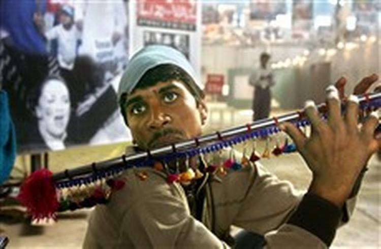 Tusinder af globaliseringskritikere er samlet i den indiske by Mumbai for at diskutere kampagner mod den globale kapitalisme. Denne mand modtog dem. - Foto: AP 