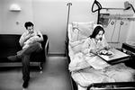 José Lobao i sovesofaen og Rosario Araujo nyder den fred, de har på enestuen sammen med deres nyfødte dreng, der skal hedde Joel. - Foto: Jacob Ehrbahn 