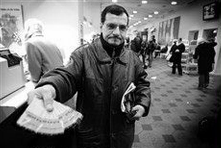 Fathi Abdel købte i går ti 4-zoners klippekort til en samlet værdi af 1.750 kr. Han sparer 20 kr. per kort eller i alt 200 kr.   Foto: Morten Langkilde 