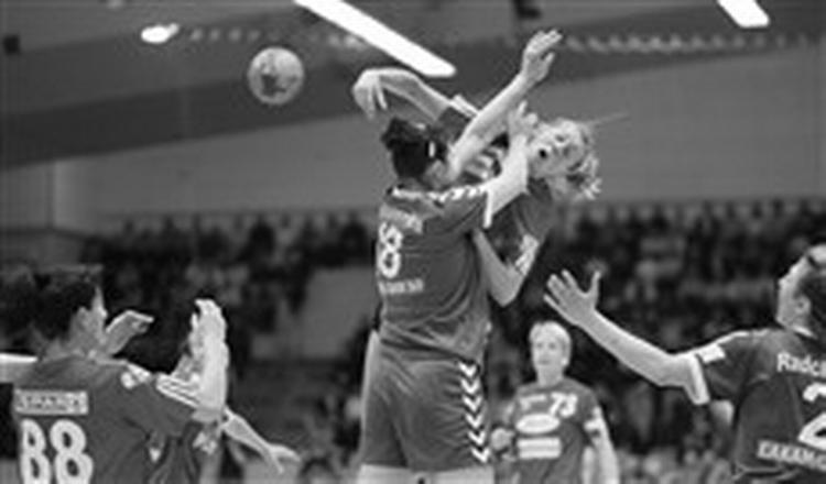 Bojana Petrovic stiger til vejrs og banker bolden ind bag gæsternes målvogter, men Camilla Andersen var Slagelses bedste.   Foto: Morten Langkilde 